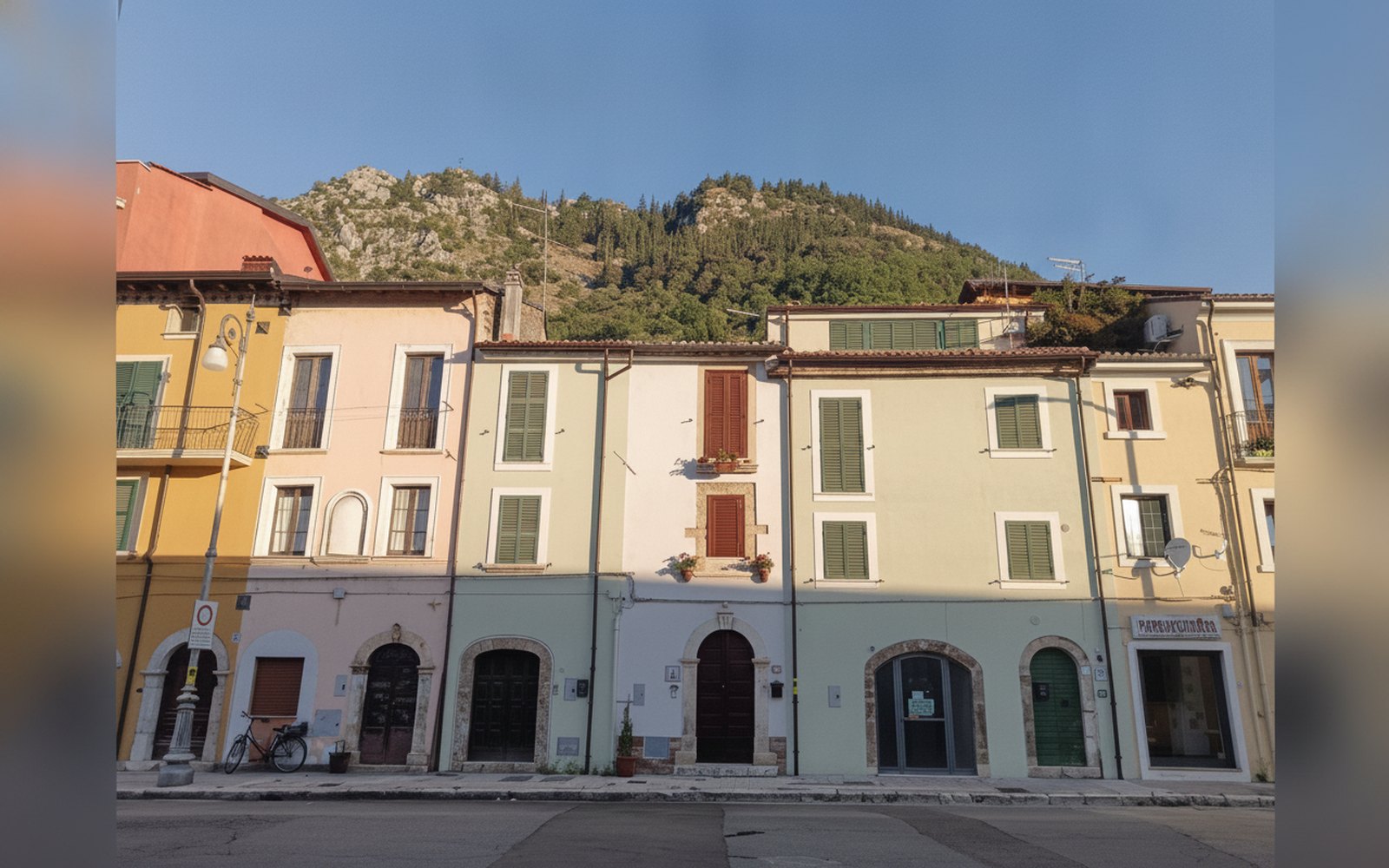 La facciata del B&B Piazza Noua 1831 sulla piazza, con la montagna sullo sfondo