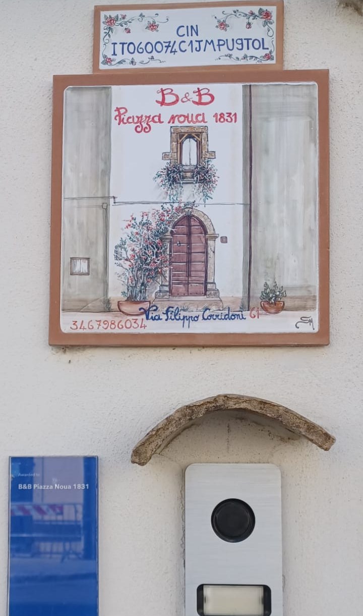 B&B Piazza Noua 1831, la targa dipinta all'ingresso