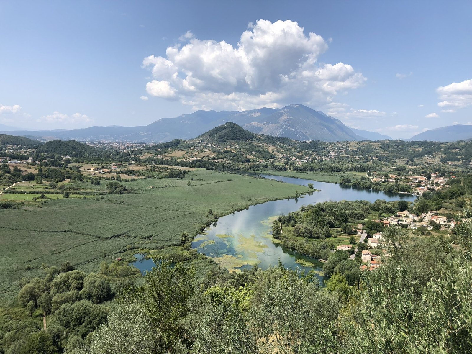 Paesaggio della Ciociaria con il fondovalle coltivato e le colline sullo sfondo