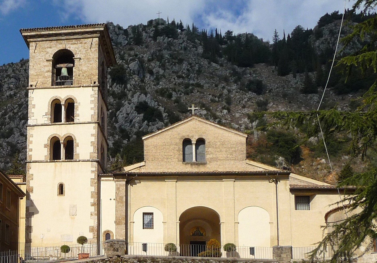 Facciata della chiesa di Santa Maria Assunta a Sora, con il campanile e la montagna alle spalle