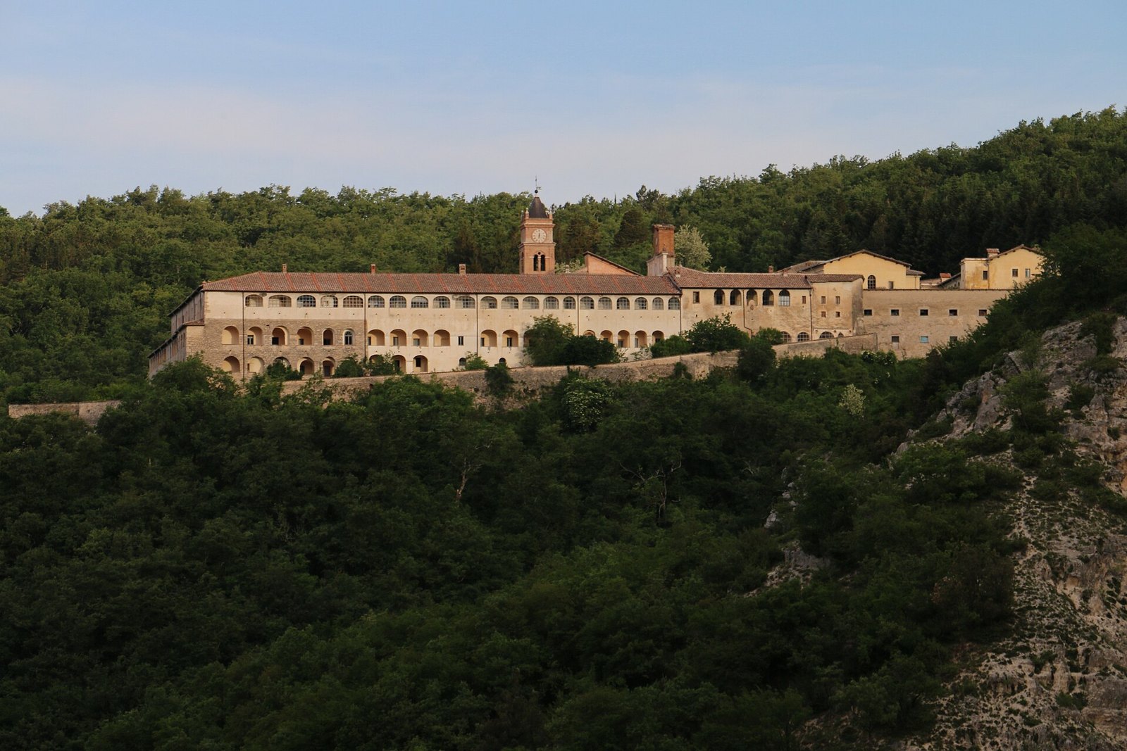 La Certosa di Trisulti vista da lontano, adagiata sul fianco boscoso della montagna