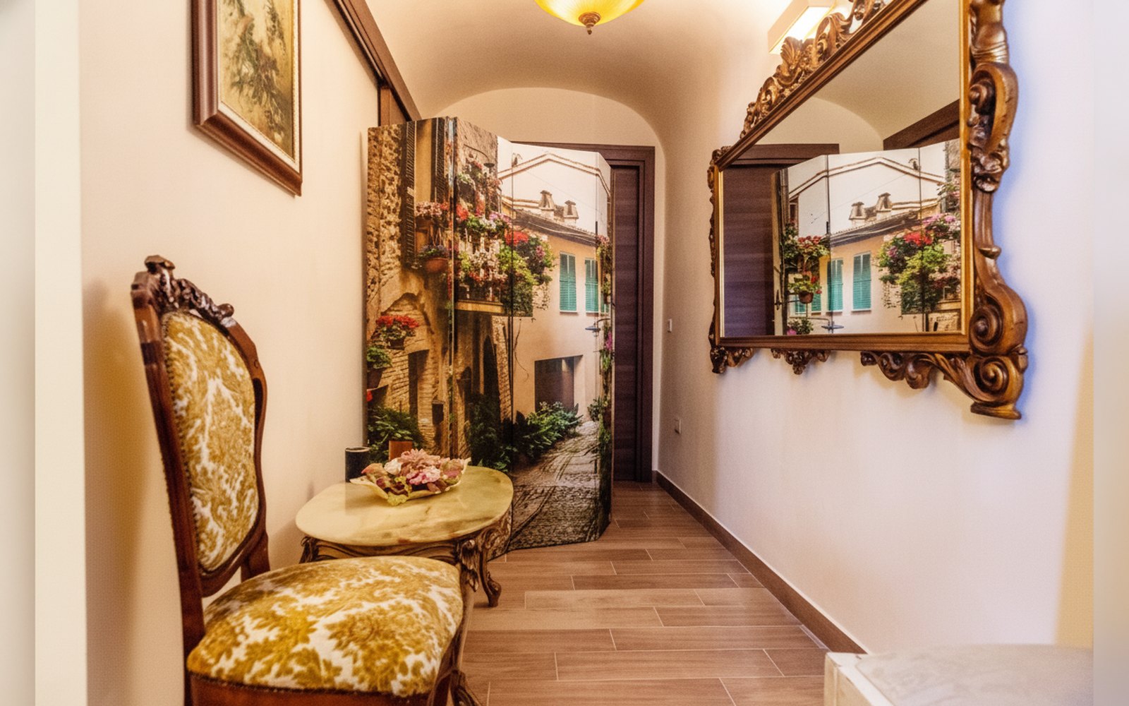 Camera Manfredi — l'ingresso e il corridoio della casa storica